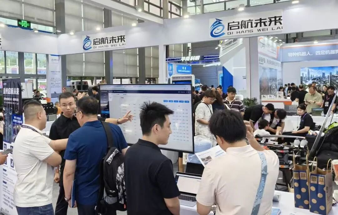 观众在展位前了解“一网统飞”综合管控平台
