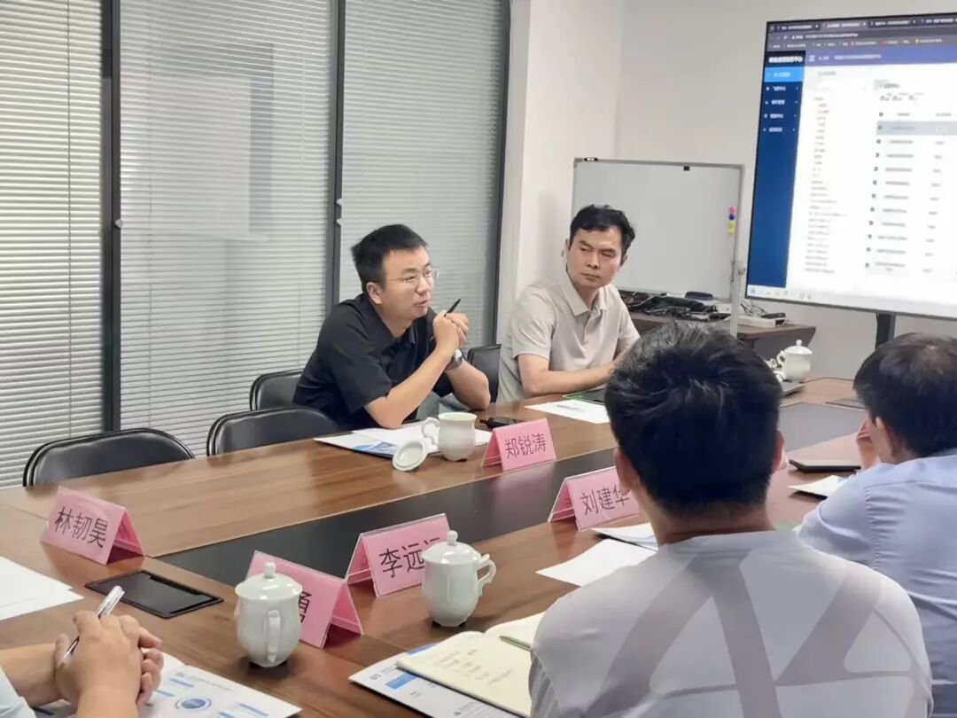 项目经理崔虎向专家团介绍“一网统飞”综合管控平台