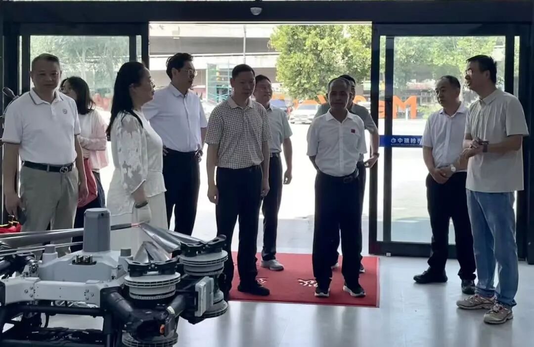 衡阳市政协考察团参观飙风信息低空经济展厅