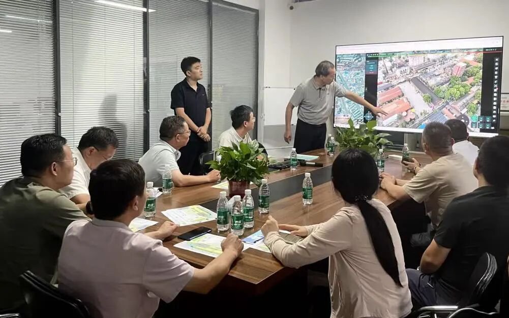 郑锐涛向考察团演示一网统飞平台落地案例