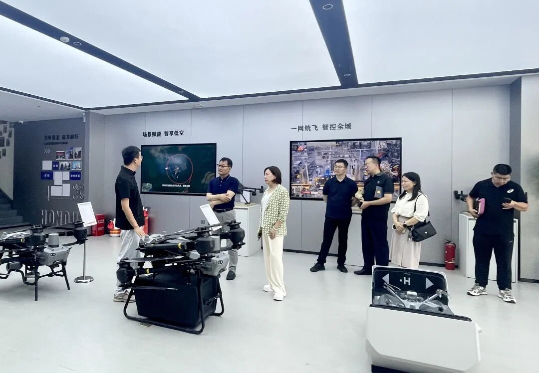 郑东投资集团一行参观低空经济展厅