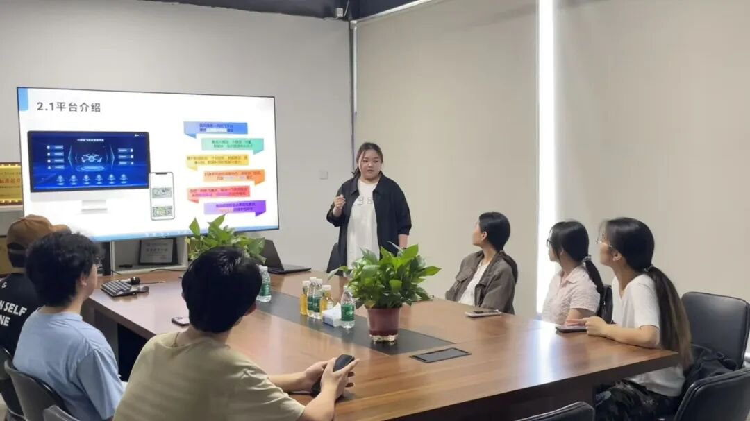产品经理李雯向郑州航院师生讲解平台技术架构