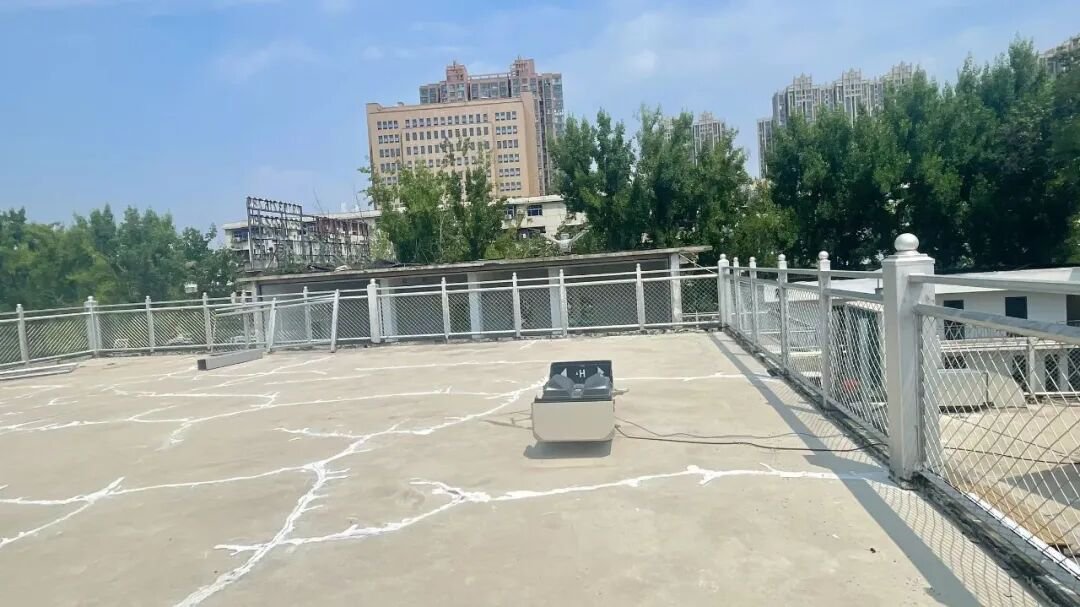 师生实地参观无人机机巢